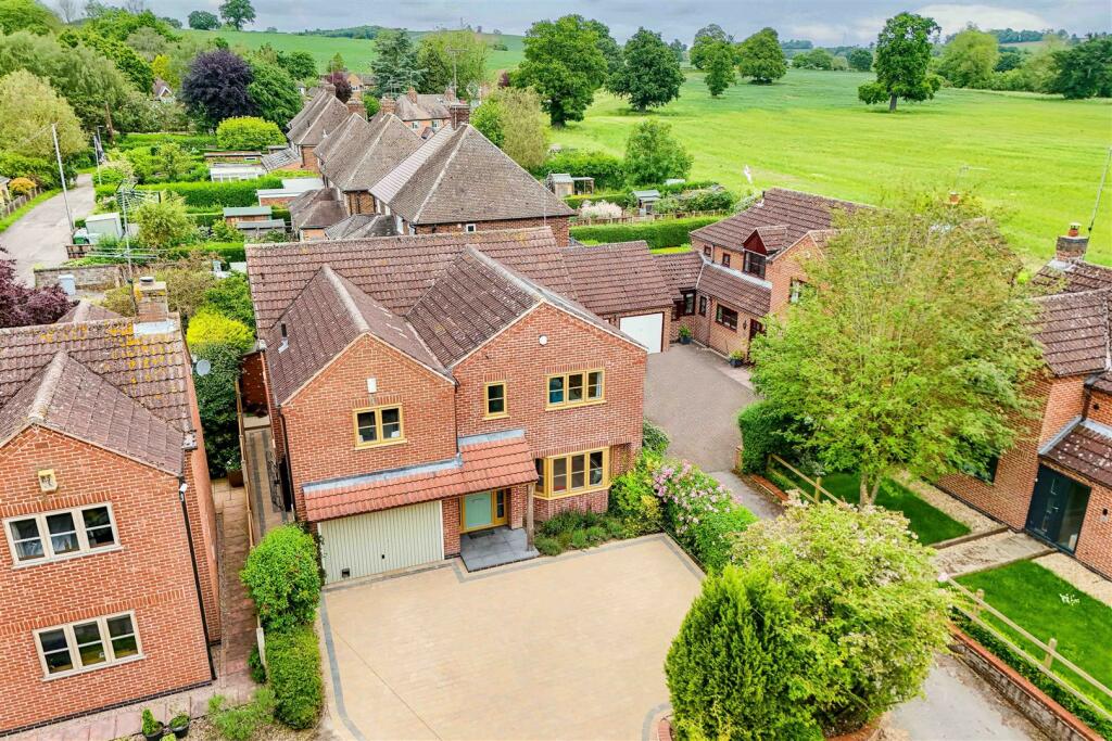 5 bedroom detached house for sale in Orchard Court, Oxton, Southwell