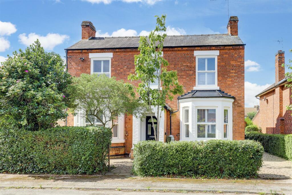 4 bedroom detached house for sale in Chesterfield Drive, Burton Joyce, Nottinghamshire, NG14 5EQ