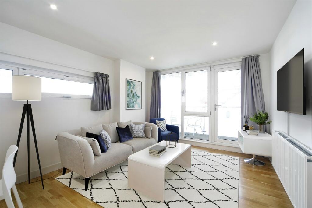 3 bedroom flat for rent in 3 bedroom property in London, E15