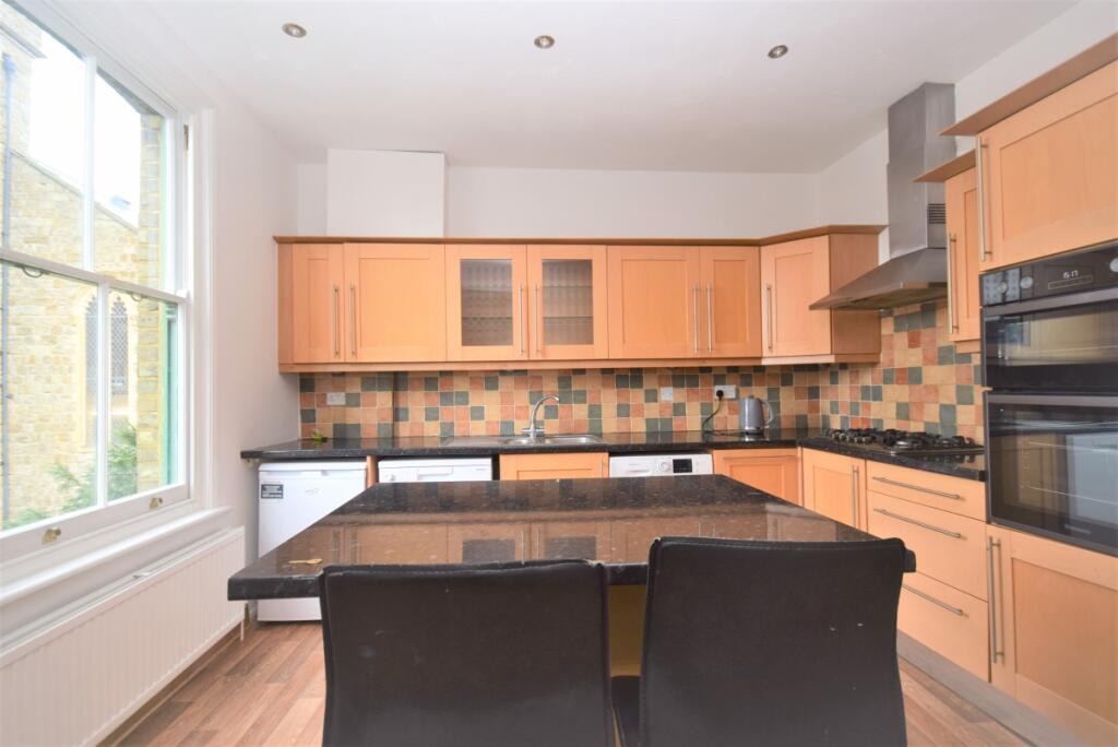 3 bedroom apartment for rent in High Street Whitstable CT5