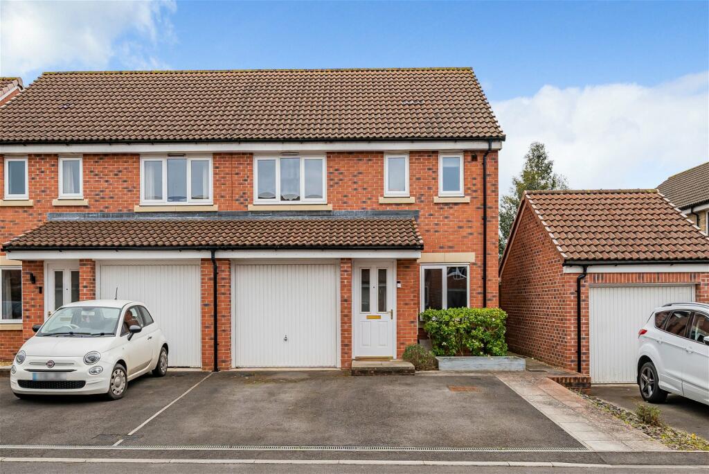 3 bedroom semidetached house for sale in Academy Close, Melksham, SN12