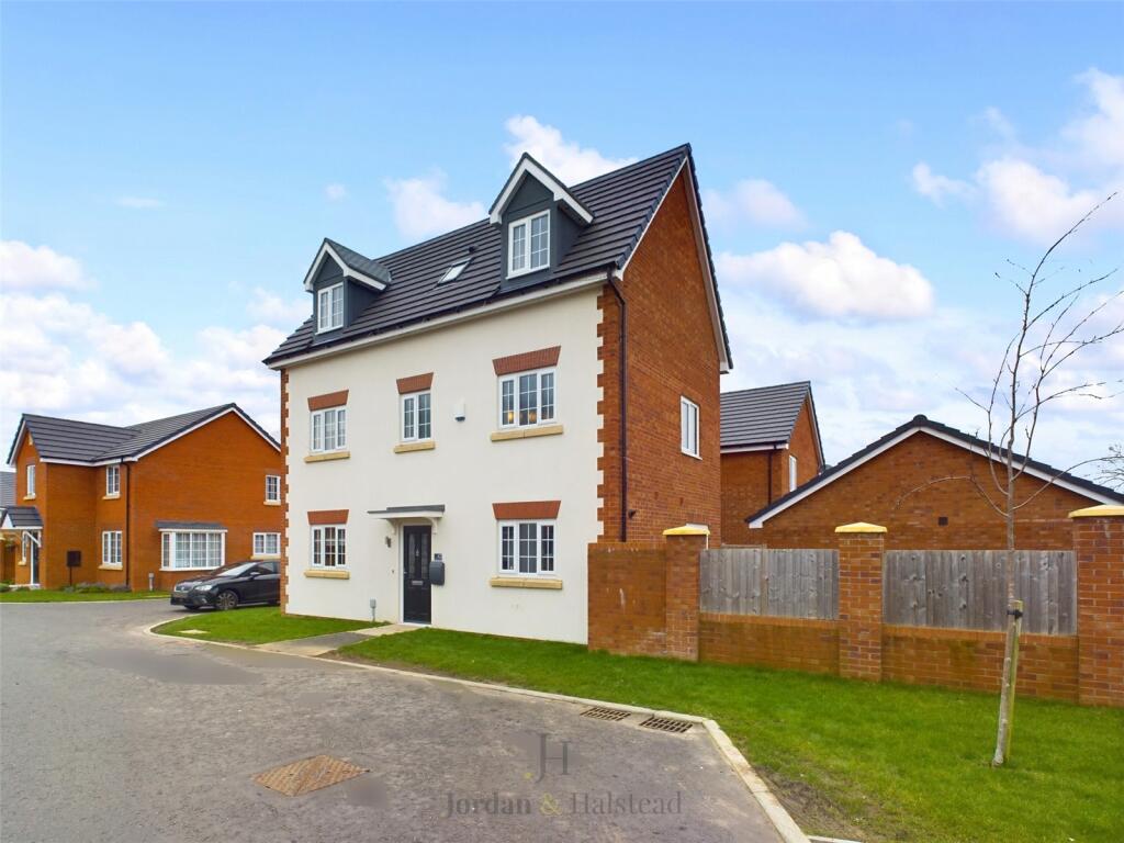 4 bedroom detached house for sale in Alfred King Close, Shavington