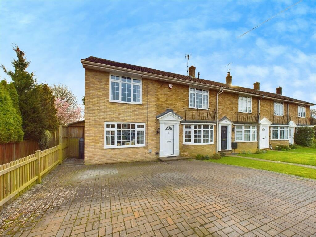 3 bedroom end of terrace house for sale in Broadwood Close, Horsham, RH12