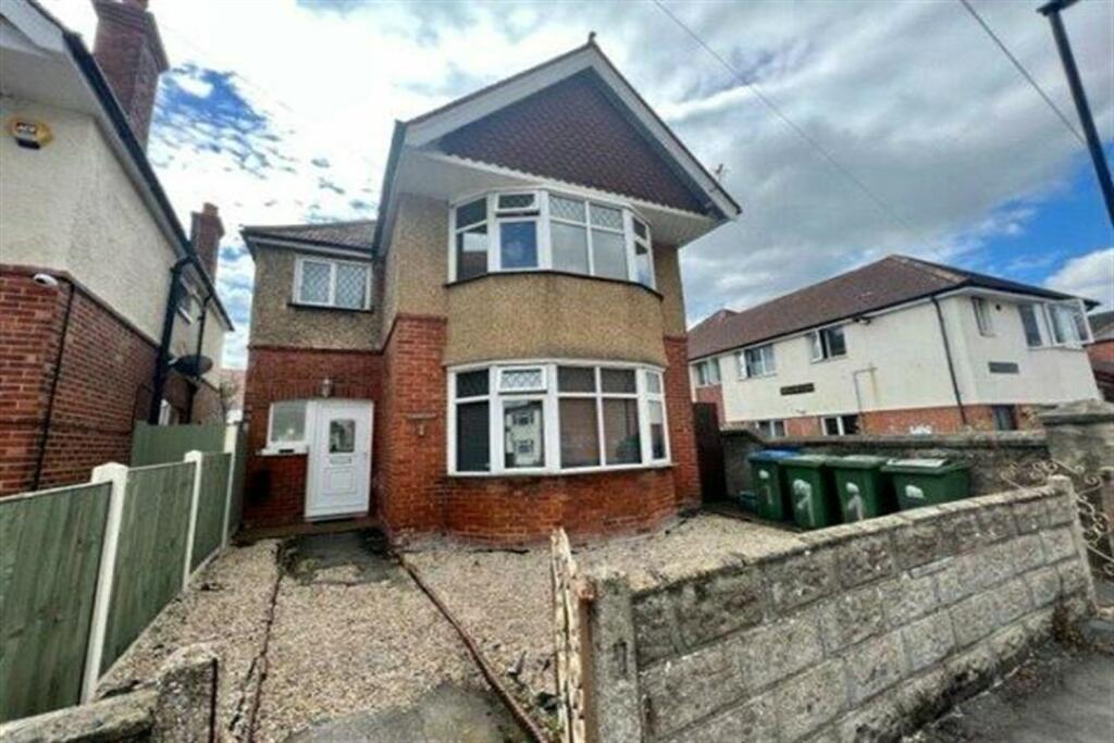 3 bedroom detached house for rent in Newlands Avenue, SO15
