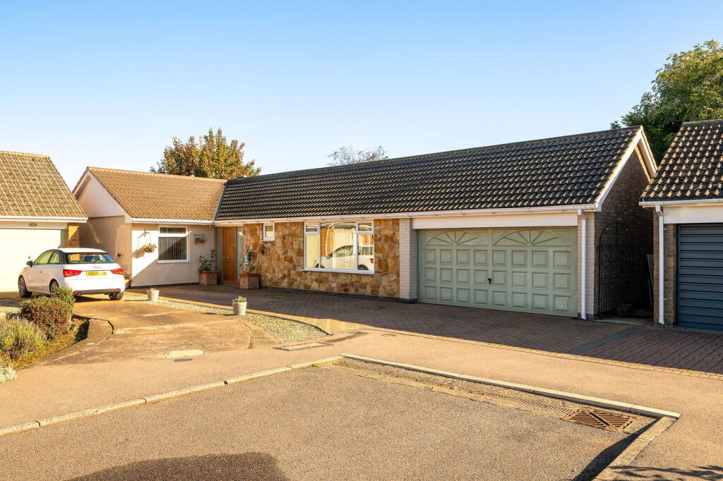 Main image of property: 6 Cedar Close, Sudbrooke, Lincoln, LN2 2RF