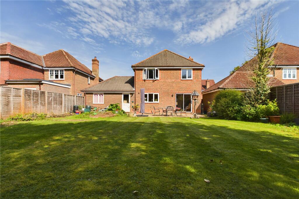 4 bedroom detached house for sale in Swan Drive, Aldermaston, Reading