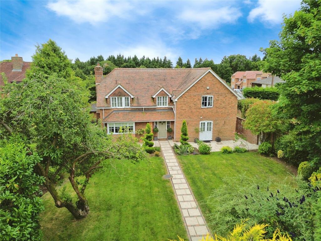 4 bedroom detached house for sale in Pangbourne Road, Upper Basildon