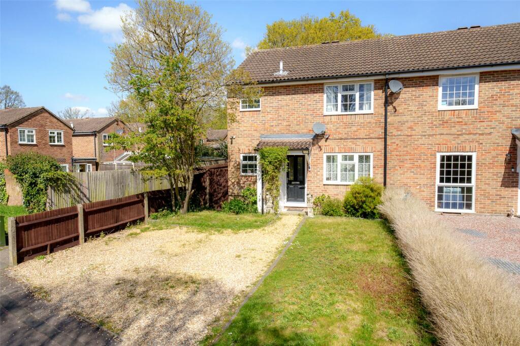 3 Bedroom End Of Terrace House For Sale In Evenlode Way Sandhurst