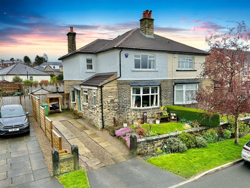 3 bedroom semidetached house for sale in Rufford Drive, Yeadon, Leeds