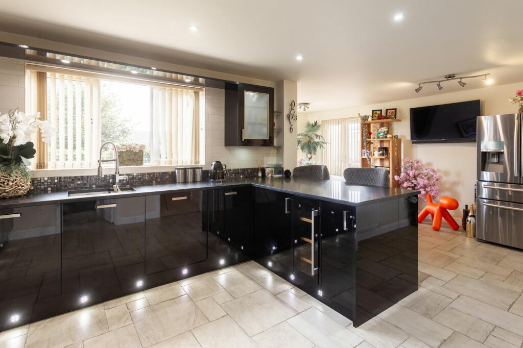 Additional property image - Overland Crescent, Bradford, BD10 9TG