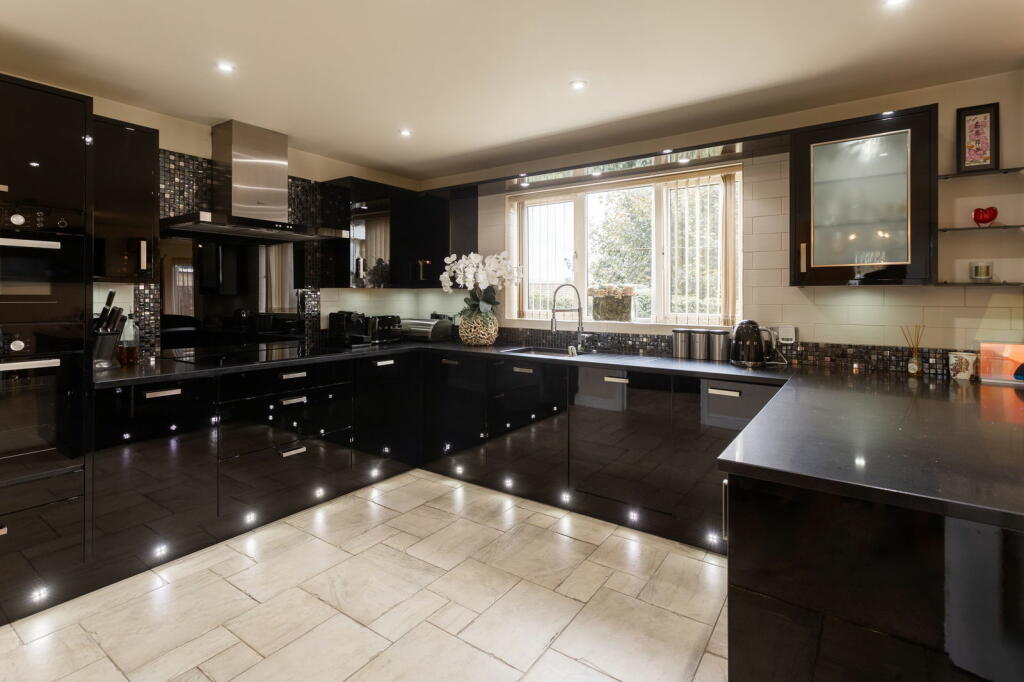Additional property image - Overland Crescent, Bradford, BD10 9TG