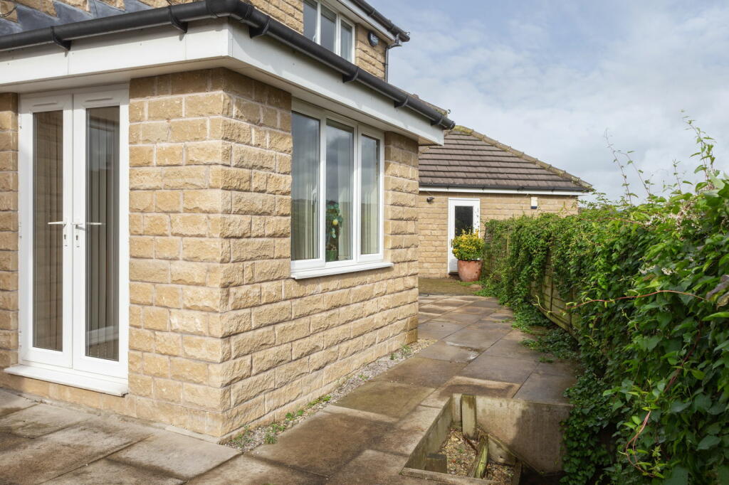 Additional property image - Overland Crescent, Bradford, BD10 9TG