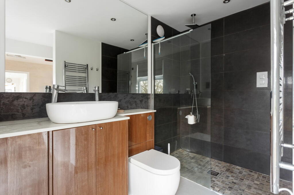 Additional property image - Skipton Road, Keighley, Bradford, BD20 6HJ