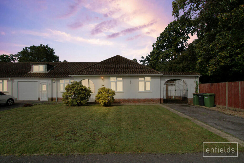 2 bedroom bungalow for sale in Moorhill Gardens, Southampton, SO18