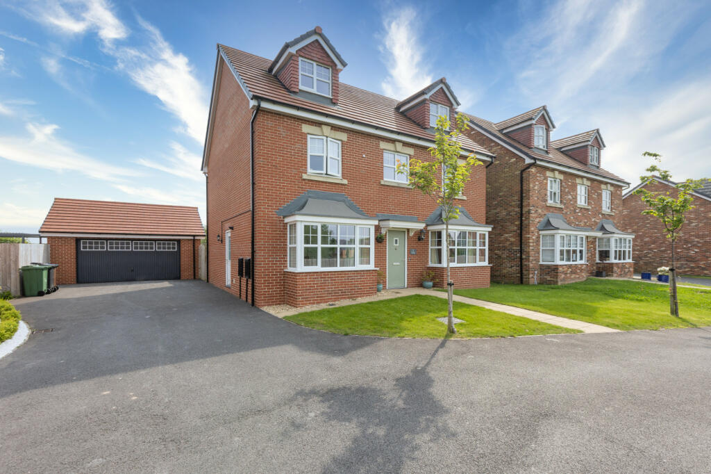 5 bedroom detached house for sale in Drive, Wesham, PR4