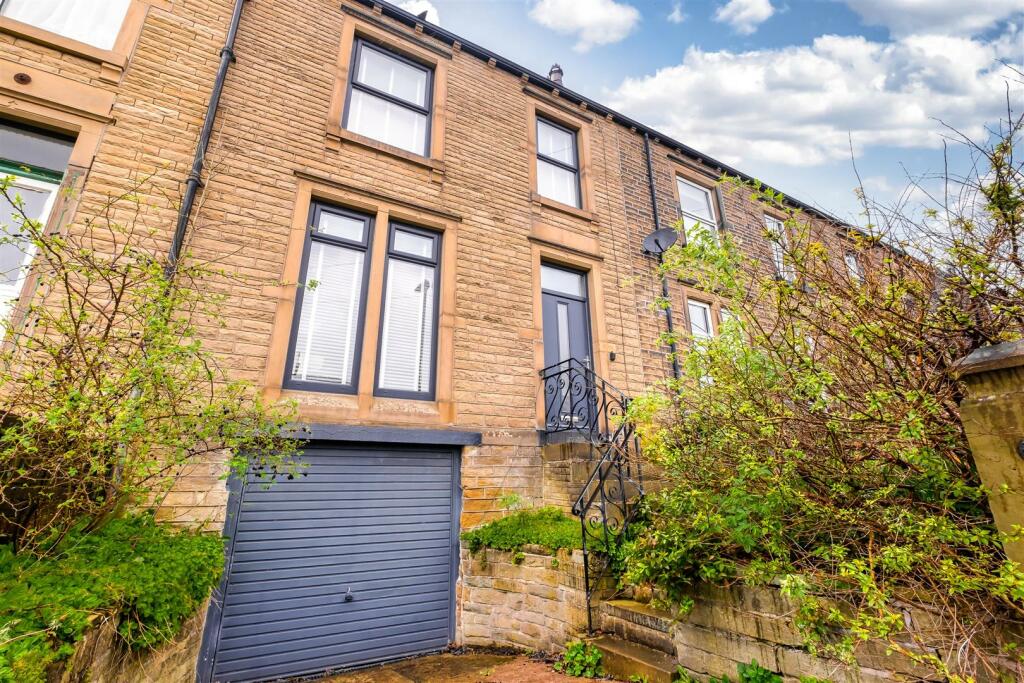3 bedroom terraced house for sale in Alexandra Road, Huddersfield, HD3 3DP, HD3