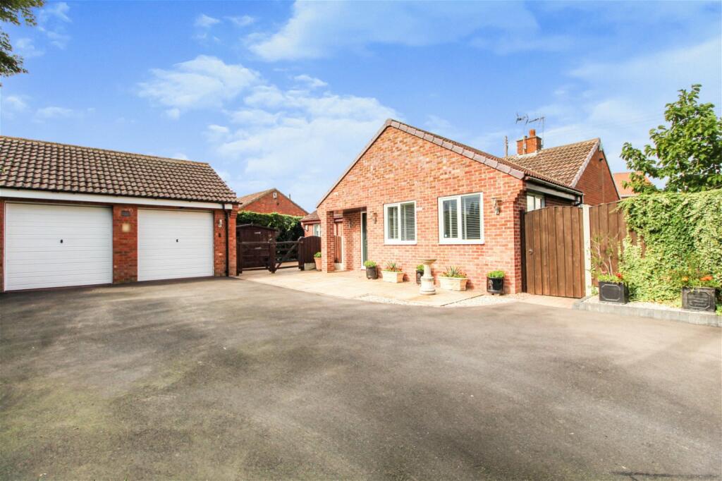 3 bedroom detached bungalow for sale in Willow Lane, Pollington, DN14