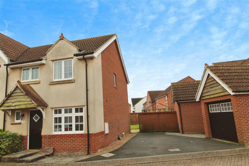 3 bedroom semidetached house for sale in Station View, Hambleton