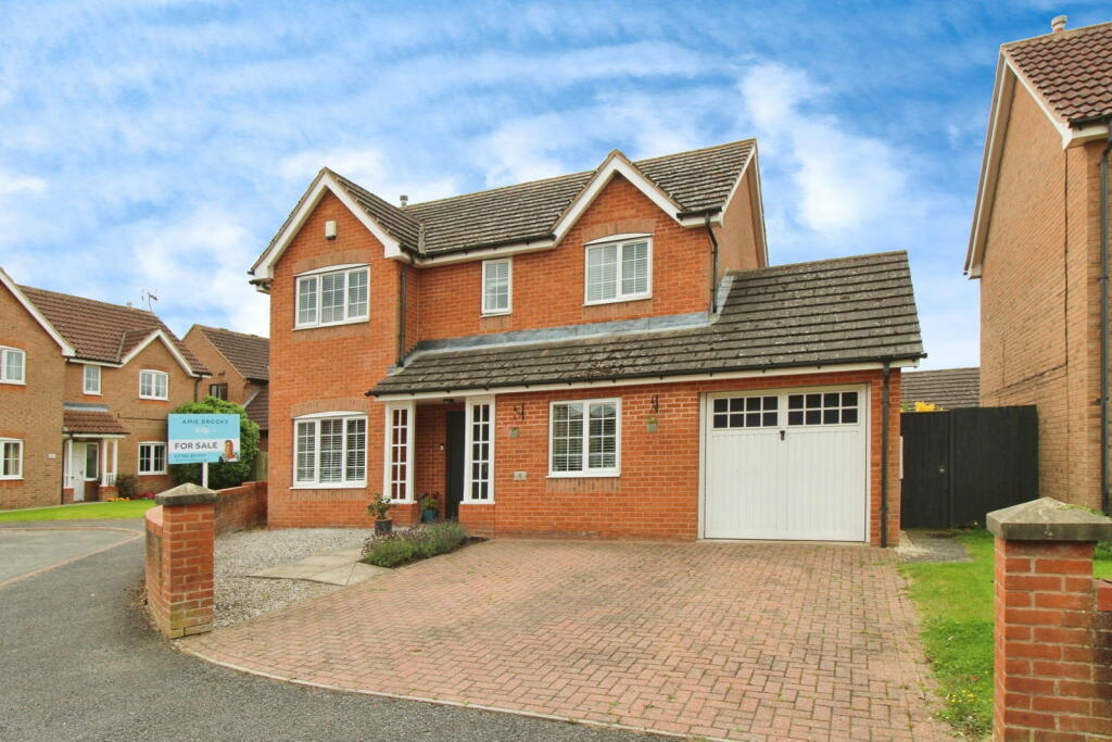 4 bedroom detached house for sale in Brigg Farm Court, Camblesforth