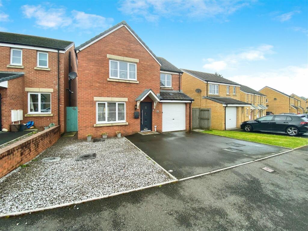4 bedroom detached house for sale in Cilgant Y Lein, Pyle, Bridgend