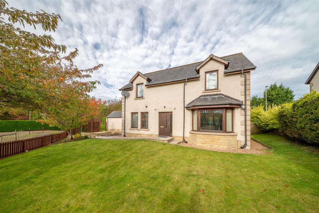 5 bedroom detached house