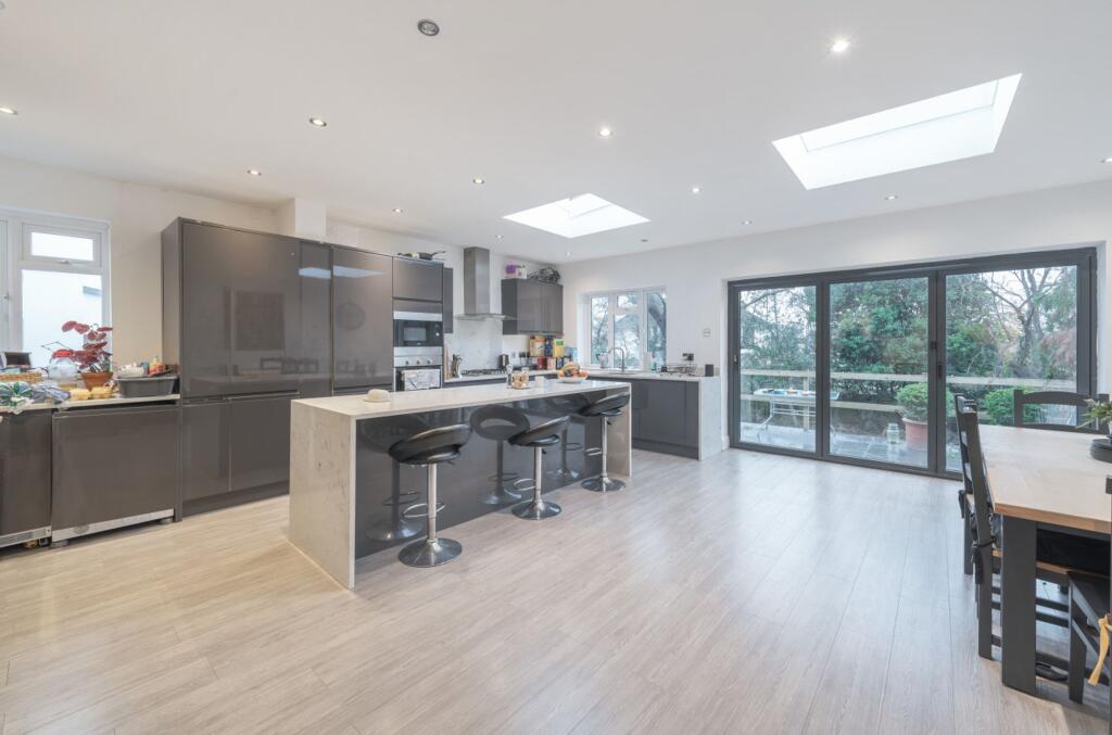 Main image of property: Crescent Way, London, SW16