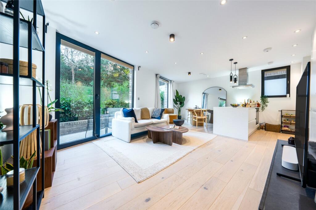 3 bedroom apartment for sale in Finchley Road, London, NW3