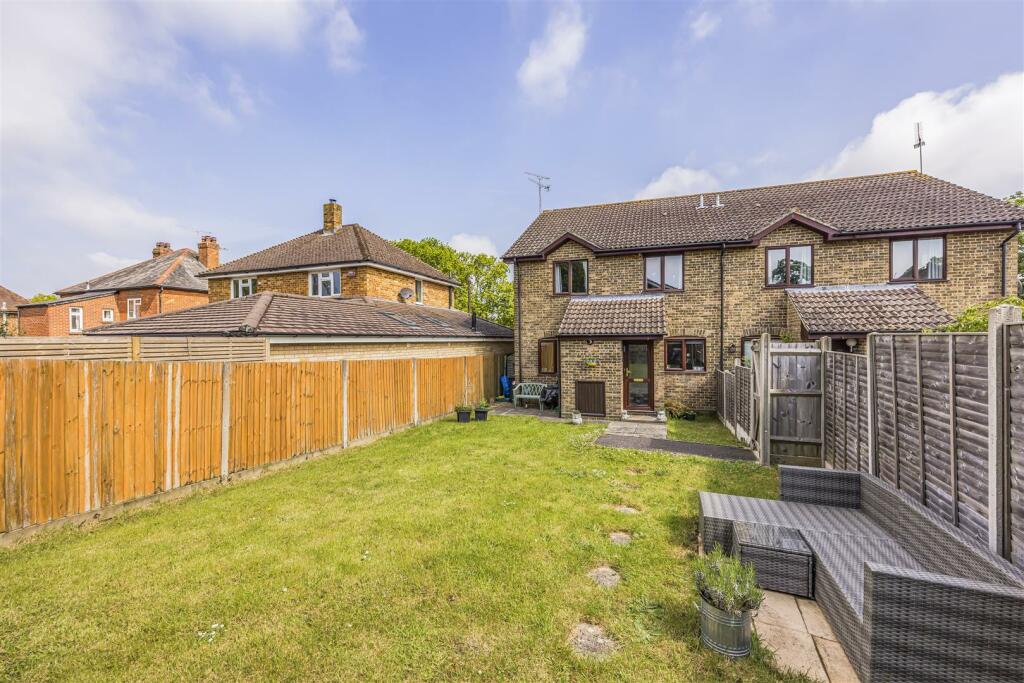 2 bedroom semidetached house for sale in Nightingale Close, Rowland's