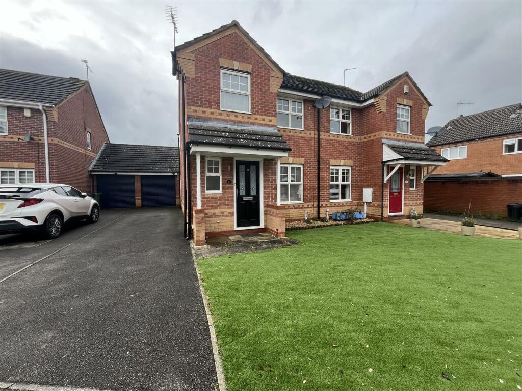 3 bedroom semidetached house for sale in Phillip Drive, Glen Parva, Leicester, LE2