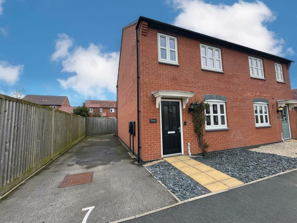 3 bedroom semidetached house for sale in Bluebell Green, Desford, LE9