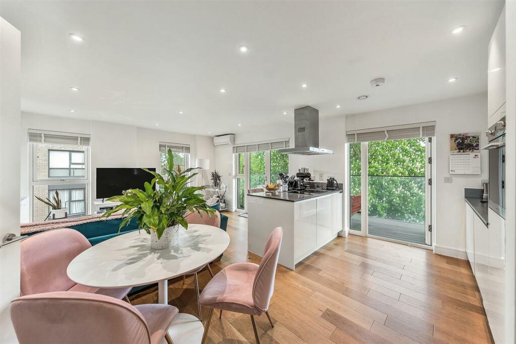 2 bedroom flat for sale in Bradley Road, SW4