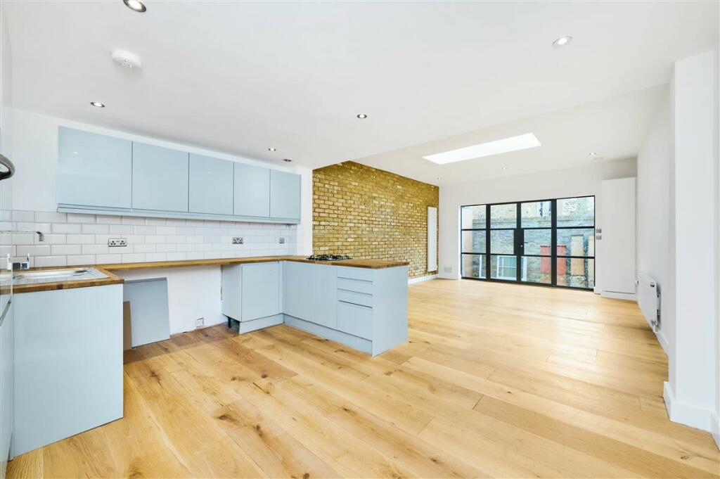 2 bedroom flat for sale in Landor Road, SW9