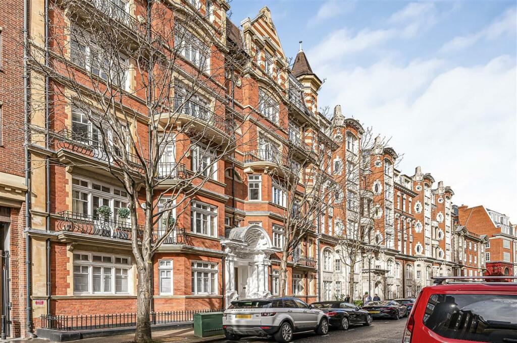 3 bedroom flat for sale in Basil Street, SW3