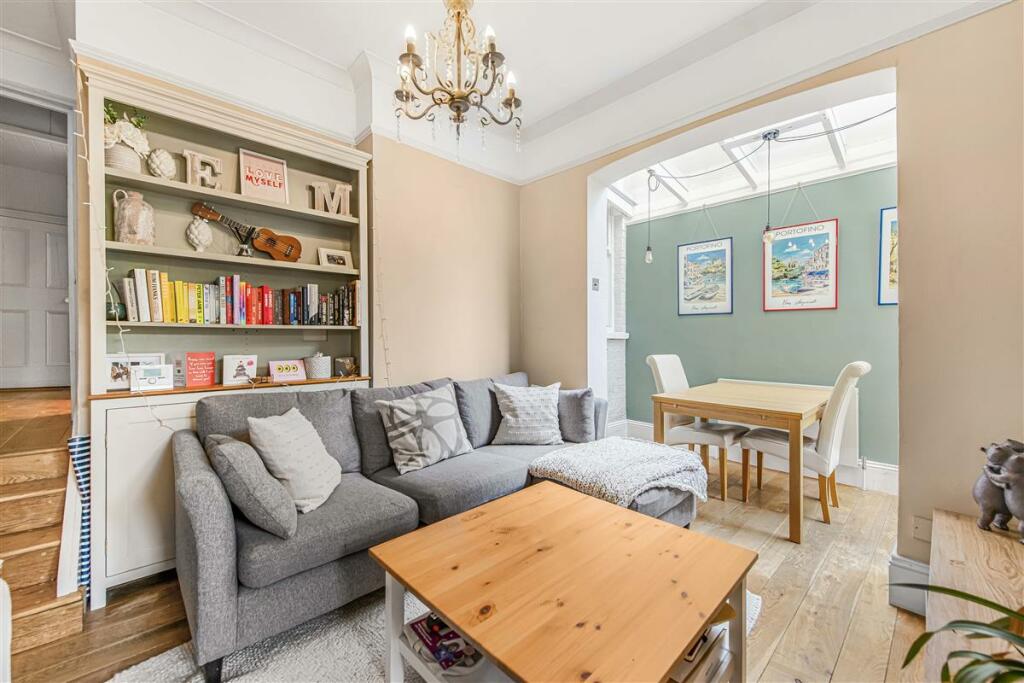 2 bedroom flat for sale in Amesbury Avenue, SW2