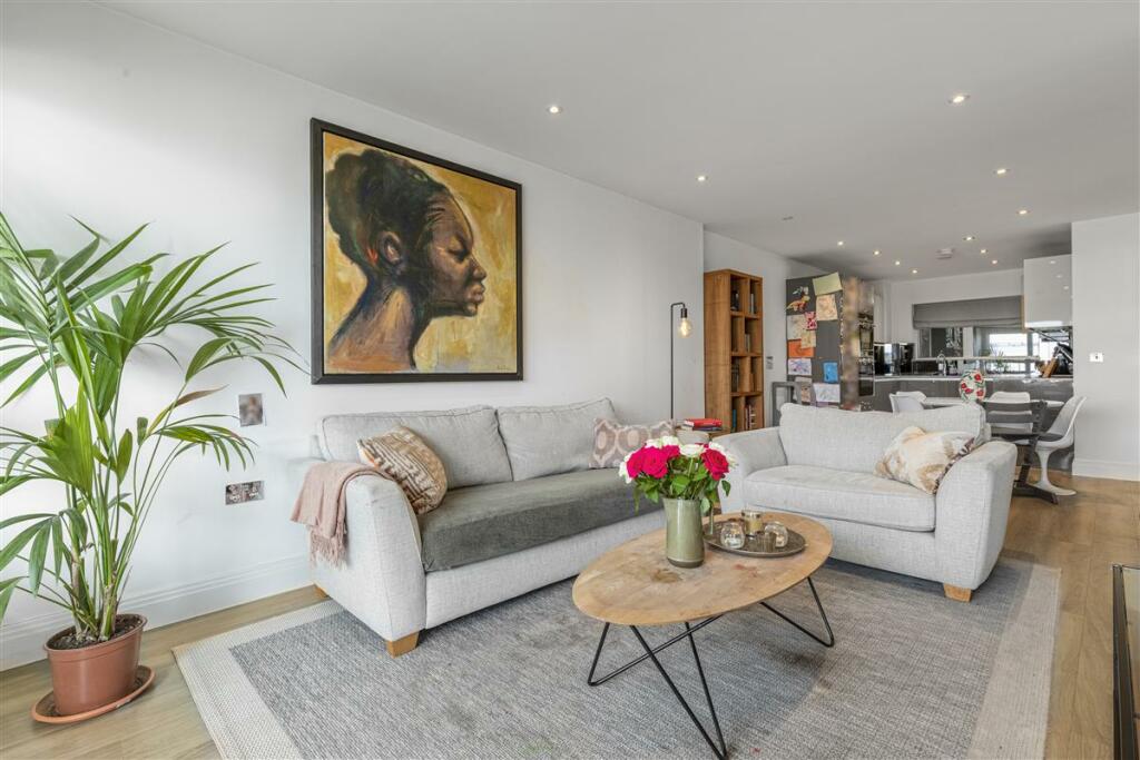 2 bedroom flat for sale in Warburton Road, E8