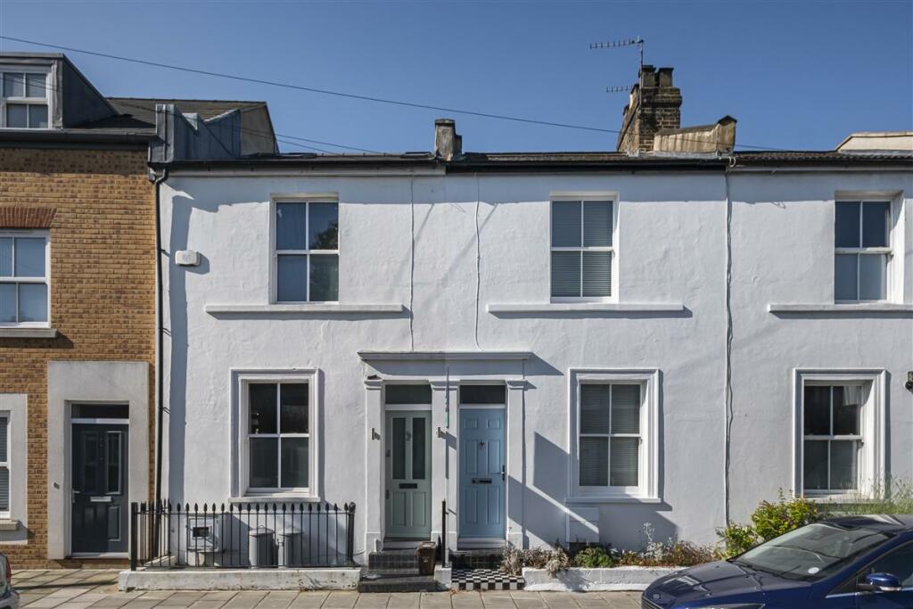 2 bedroom terraced house for sale in Balham New Road, SW12