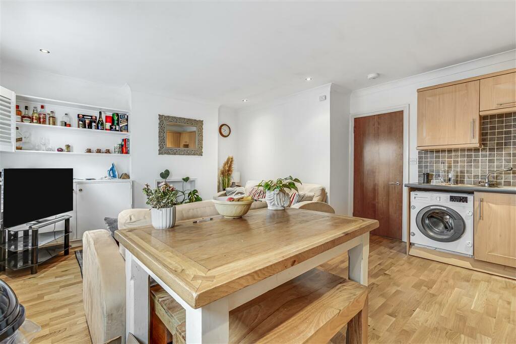 2 bedroom flat for sale in Granville Road, SW18
