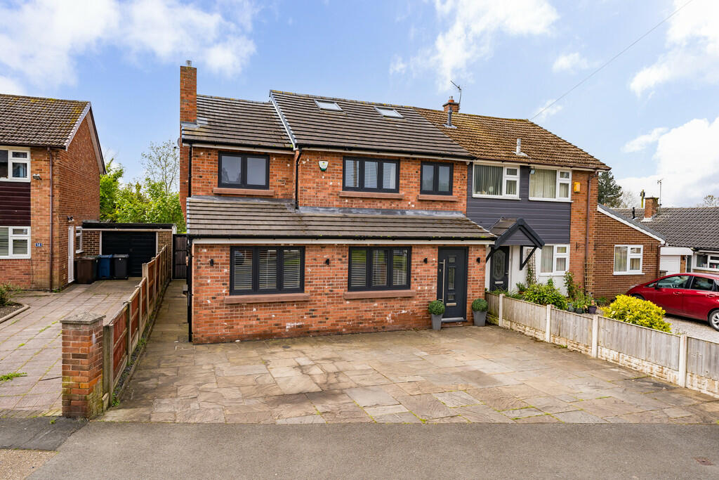 4 bedroom semidetached house for sale in Moss Delph Lane, Aughton, L39