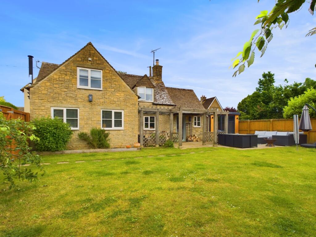 3 bedroom character property for rent in Ham Cottage Ham Lane, South