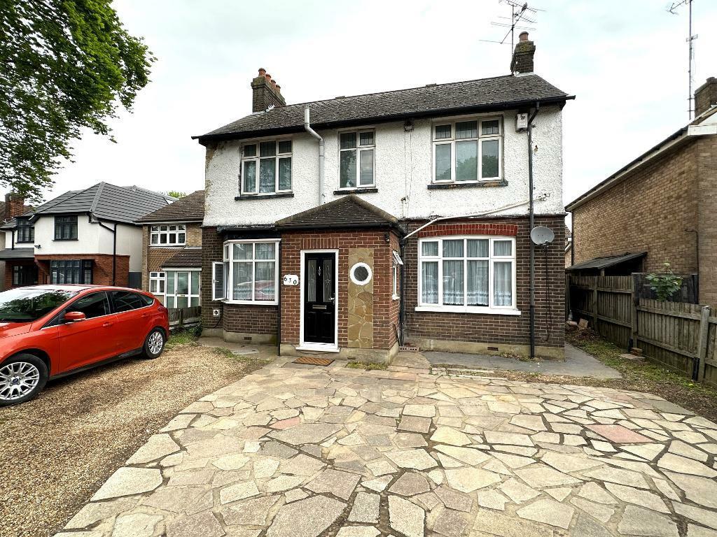 3 bedroom detached house for sale in Dunstable Road, Challney, Luton