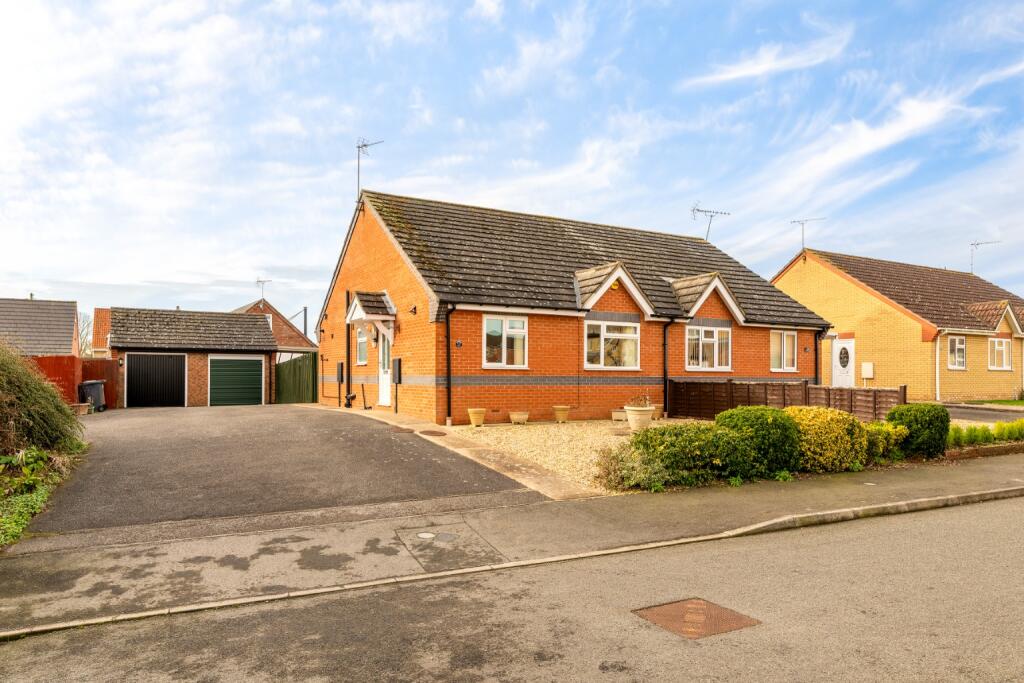 2 bedroom semidetached bungalow for sale in Rossington Close