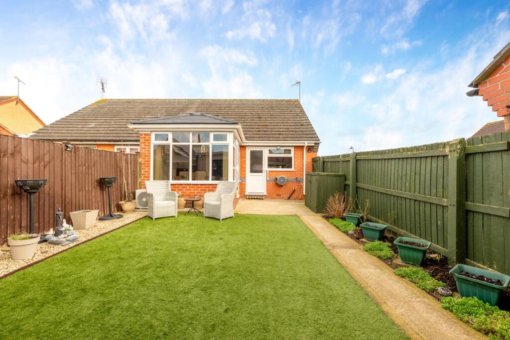 2 bedroom semidetached bungalow for sale in Rossington Close