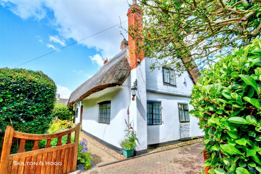 2 bedroom cottage for sale in The Heath, Dunchurch, Warwickshire, CV22