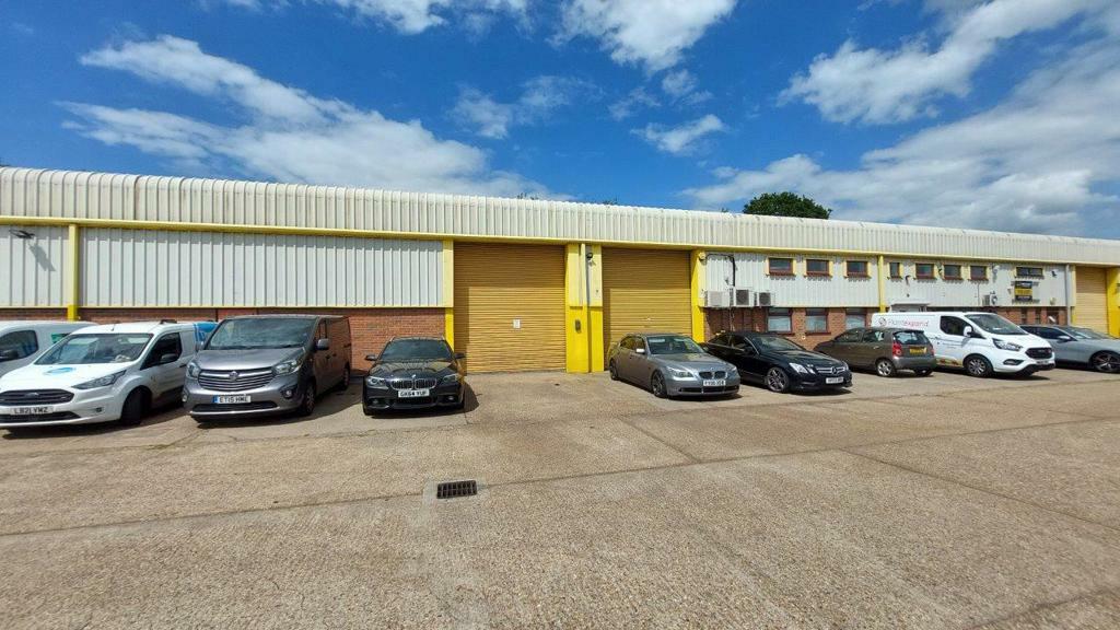 Light industrial facility to lease in Units 3 & 4 Buckingham Square