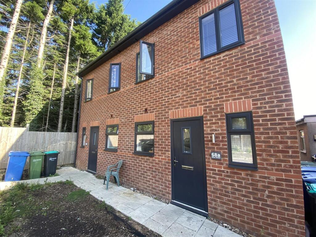 Main image of property: *SUITABLE FOR A COUPLE* Moor Street, Mansfield
