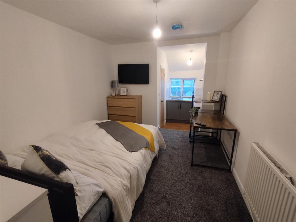 Main image of property: Fantastic En-Suite Rooms* West Hill Drive, Mansfield