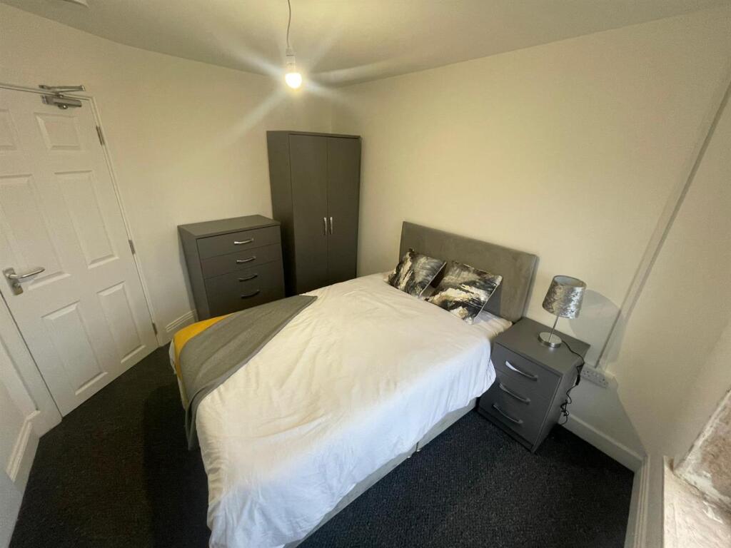 Main image of property: *En-Suite* Market Place, Mansfield
