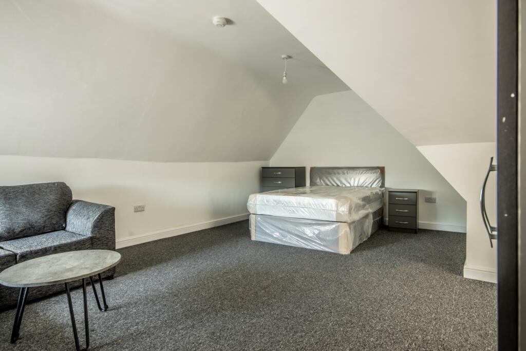 Main image of property: 101b Central Avenue, Beeston, Nottingham