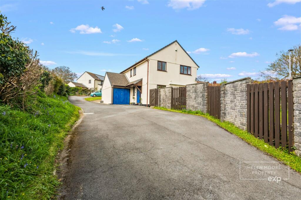 4 bedroom detached house for sale in Lower Brook Park, Ivybridge, Devon