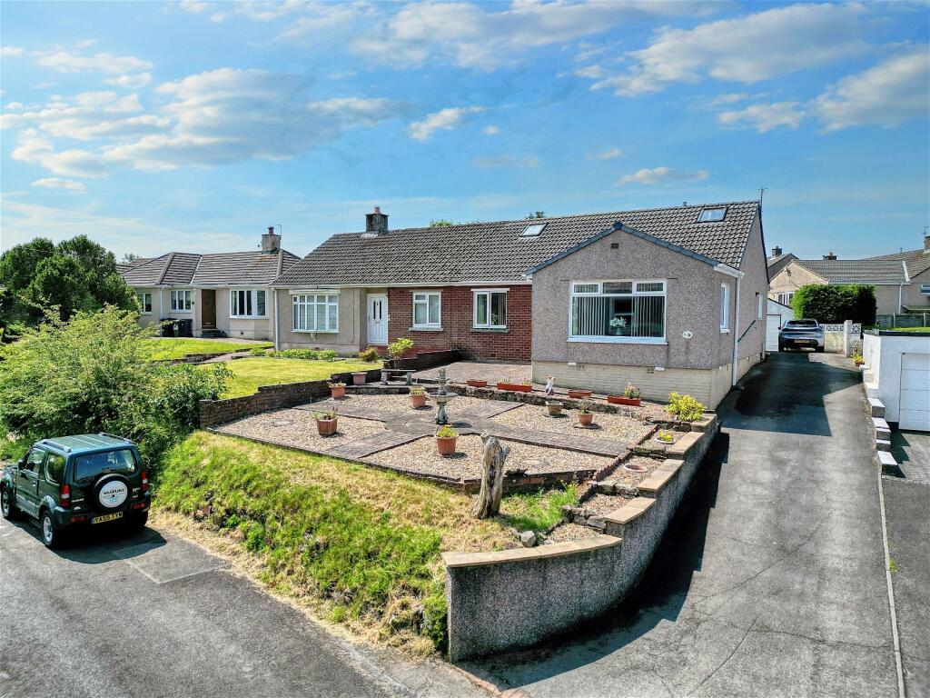 2 bedroom semidetached bungalow for sale in High Close, High